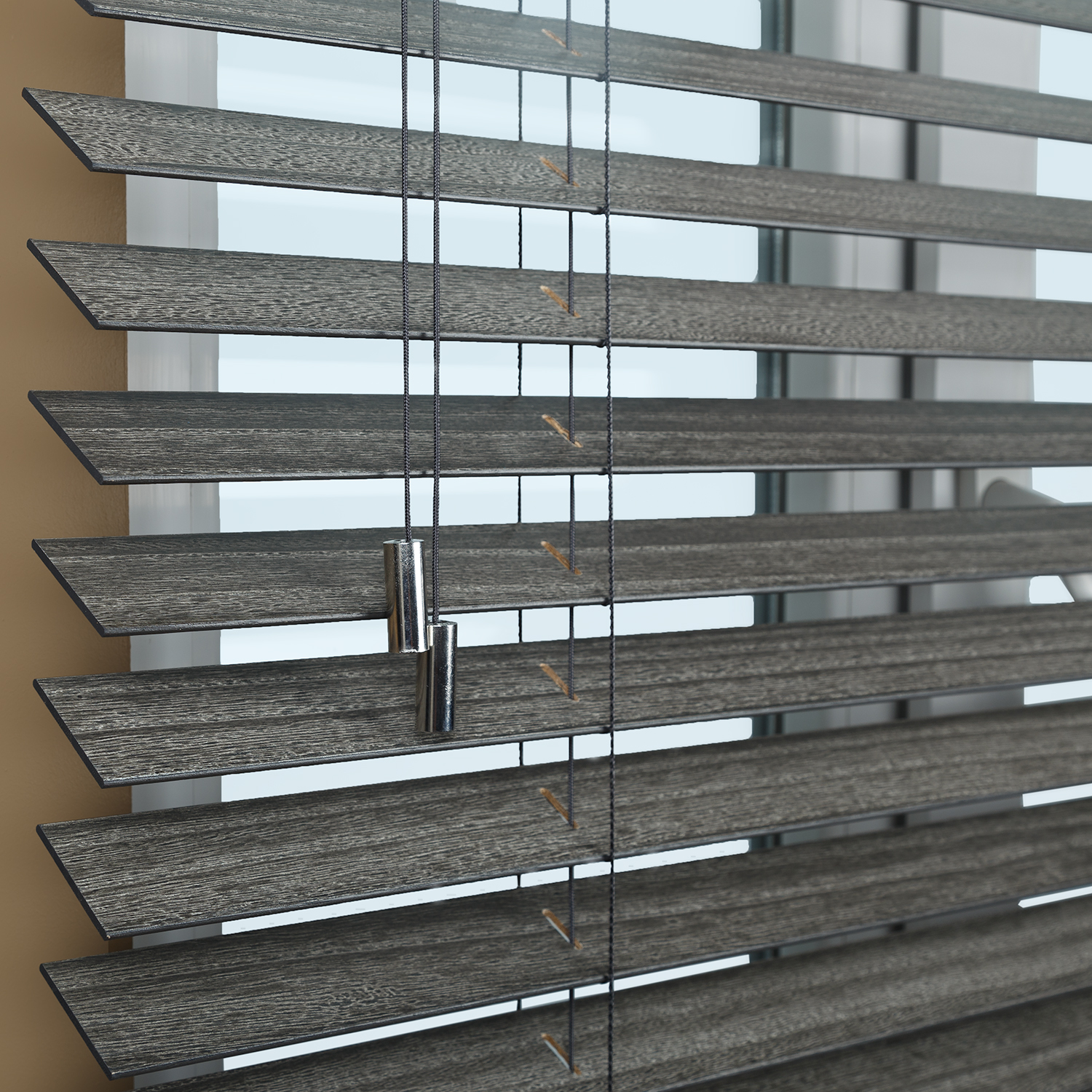 eskitme-ahsap-jaluzi-perde-vintage-retro-ahsap-perde-dekorasyonu-gri_3157